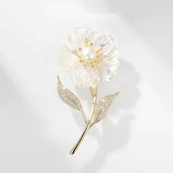 Луксозен висок клас естествен седеф черупка цвете брошка сладководни перла цвете костюм облекло корсаж брошка за жени